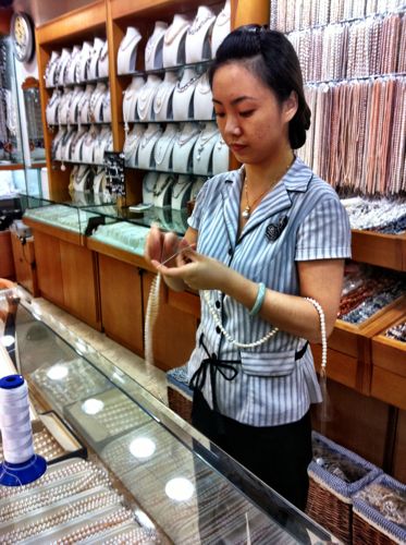 Pearl making in Beijing Making a Chinese pearl necklace
